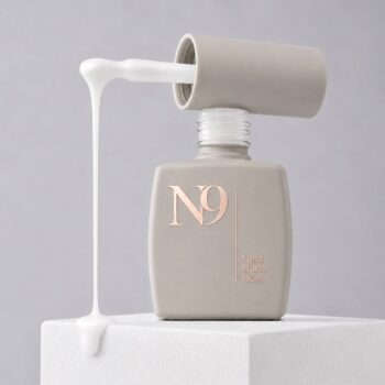 Bază rubber alb lăptos Milky White N9, 12 ml, în sticlă deschisă, cu produsul curgând de pe pensulă