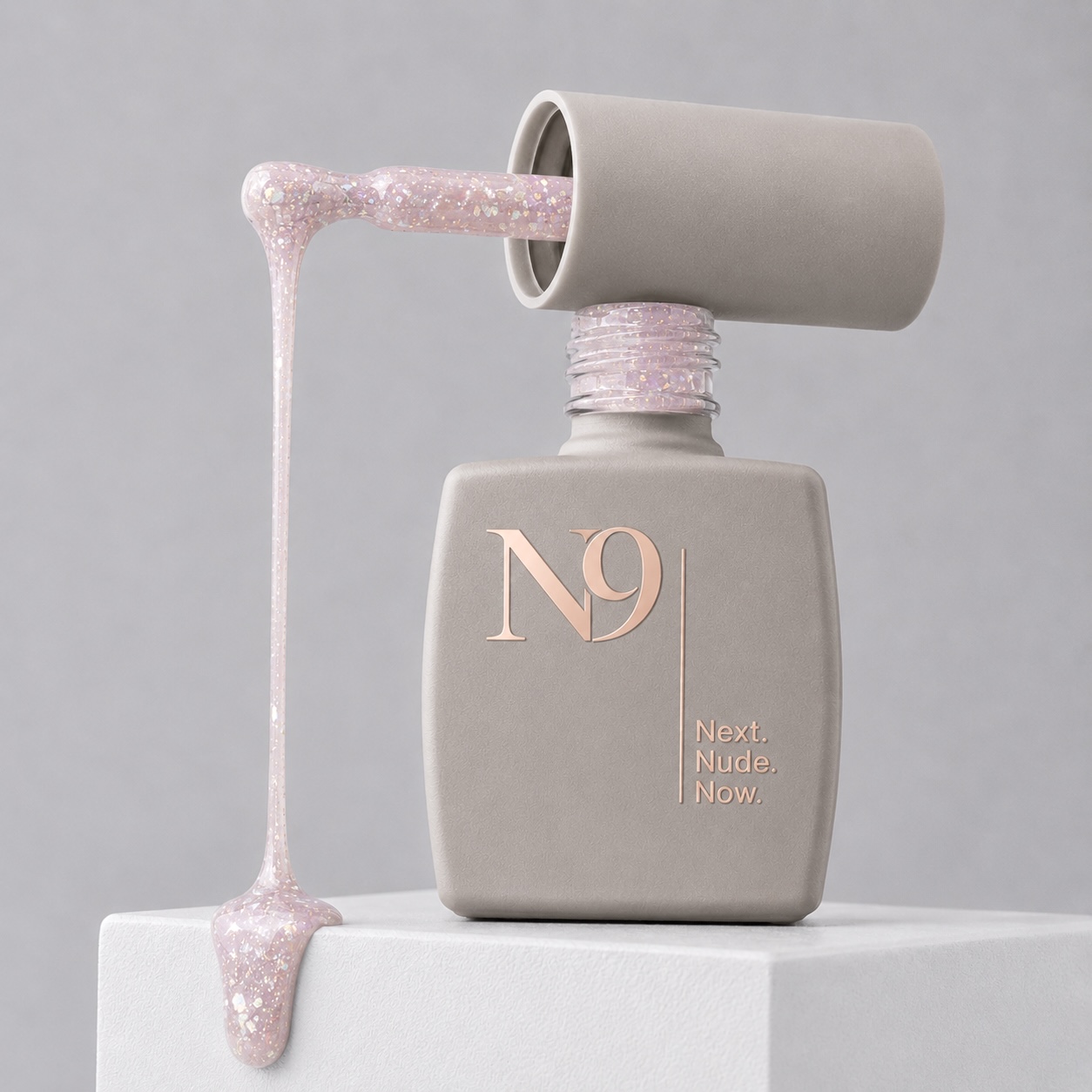 1487B95F-AB44-4E6B-9589-2C26F4F39591 Bază rubber nude AuraNude N9, 12 ml, în sticlă deschisă, cu produsul curgând de pe pensulă