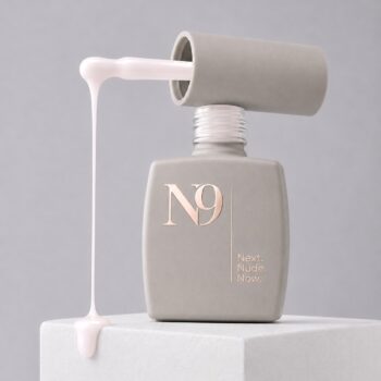 Bază rubber pentru unghii Vanilla Whip N9, 12 ml, în sticlă deschisă, cu produsul în nuanța Vanilla Whip curgând de pe pensulă