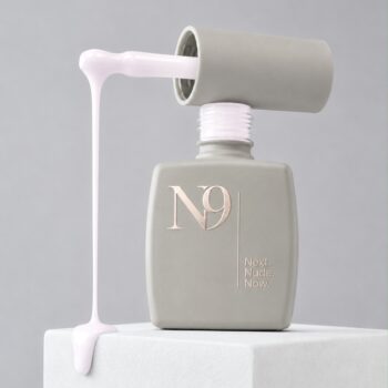 Bază rubber pentru unghii Cashmere N9, 12 ml, în sticlă deschisă, cu produsul în nuanța Cashmere curgând de pe pensulă