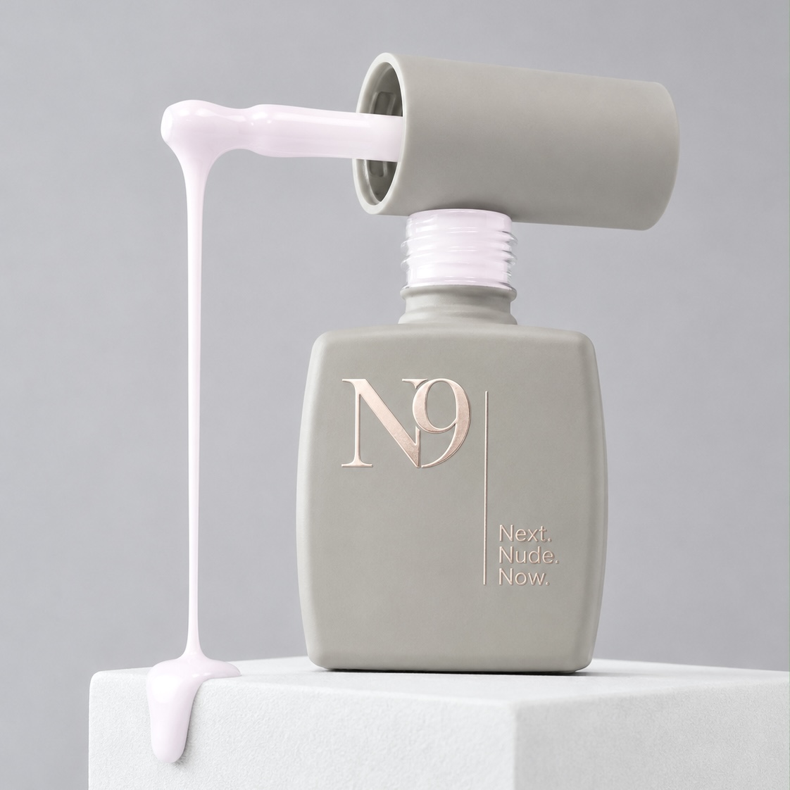 29A872A0-6EA0-4446-976D-B79DCAEC6FDB Bază rubber pentru unghii Cashmere N9, 12 ml, în sticlă deschisă, cu produsul în nuanța Cashmere curgând de pe pensulă
