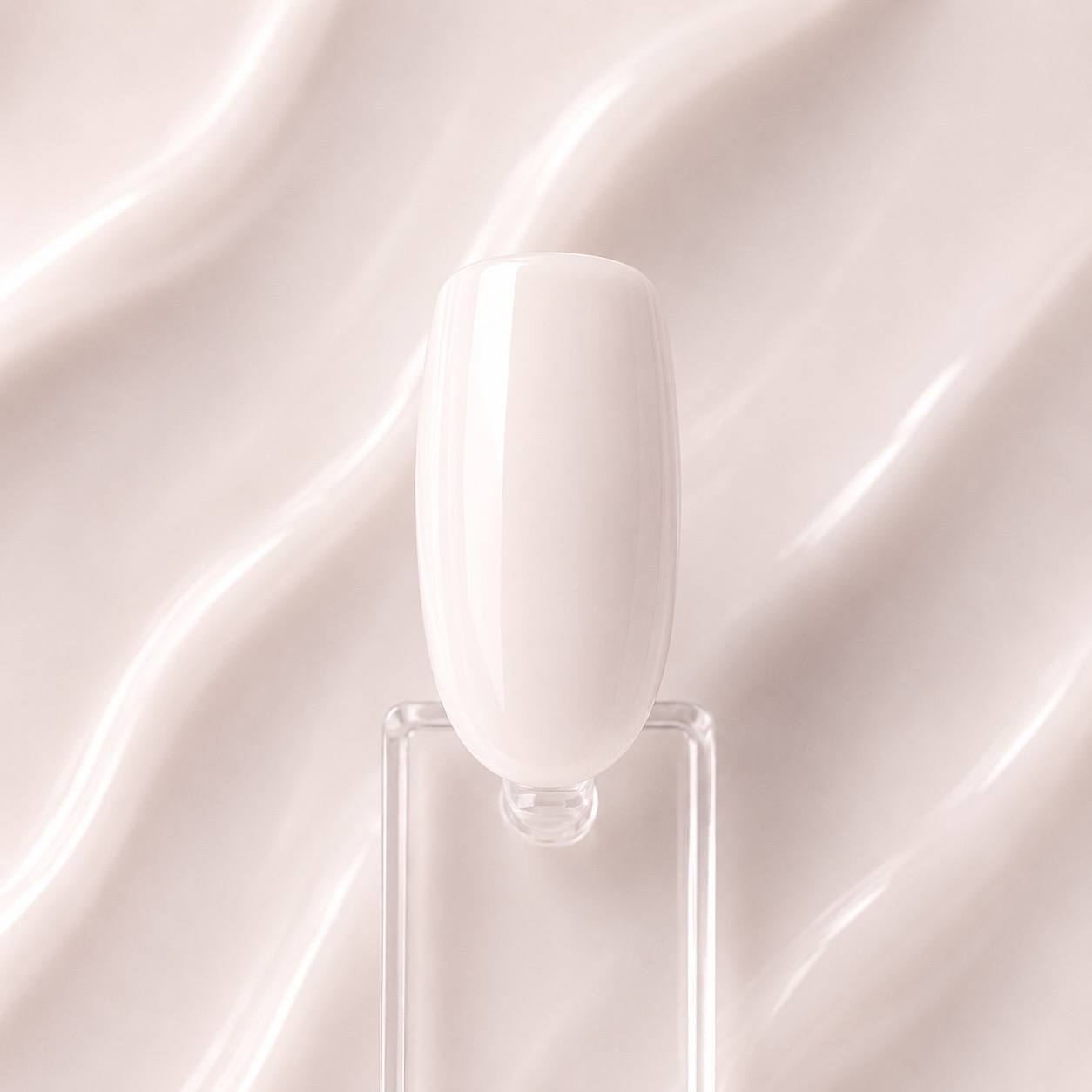 Soft almond Rubber Base Soft Almond N9 aplicată pe o mostră ovală de culoare pentru unghii, cu detaliul nuanței și texturii Soft Almond în fundal