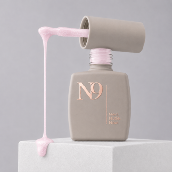 Bază rubber pentru unghii Sugar Kiss N9, 12 ml, în sticlă deschisă, cu produsul în nuanța Sugar Kiss curgând de pe pensulă