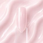 Gel autonivelant Blush Milk N9 aplicat pe o mostră ovală pentru unghii, cu finisaj lucios și textura nuanței în fundal