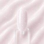 Rubber Base Sugar Pop N9 aplicată pe o mostră ovală de culoare pentru unghii, cu detaliul nuanței și texturii Sugar Pop în fundal