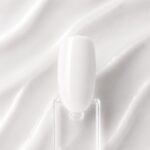 Rubber Base Milky White N9, bază alb lăptos aplicată pe o mostră ovală de culoare pentru unghii, cu textura produsului în fundal
