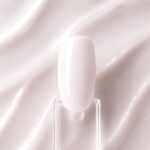 Rubber Base Vanilla Whip N9 aplicată pe o mostră ovală de culoare pentru unghii, cu detaliul nuanței și texturii Vanilla Whip în fundal