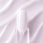 Rubber Base Cashmere N9 aplicată pe o mostră ovală de culoare pentru unghii, cu detaliul nuanței și texturii Cashmere în fundal