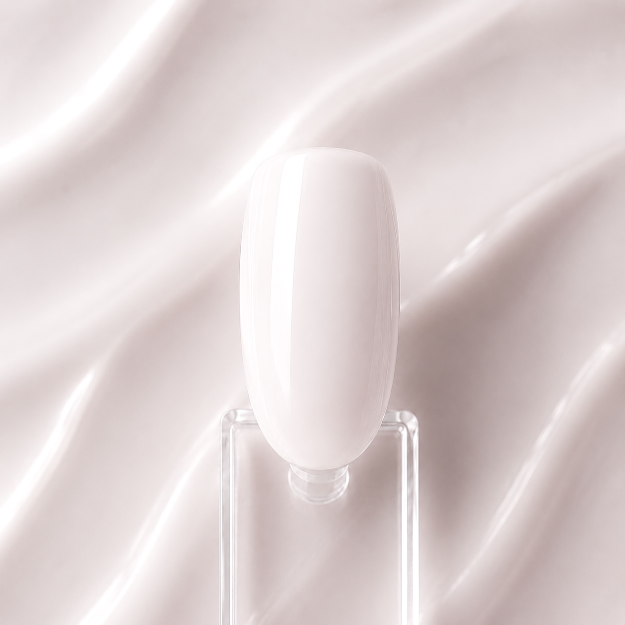 DD1B9C83-E119-459D-81C0-E1A2273D1E50 Rubber Base Vanilla Whip N9 aplicată pe o mostră ovală de culoare pentru unghii, cu detaliul nuanței și texturii Vanilla Whip în fundal
