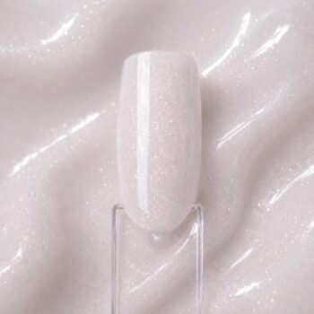 Polygel lichid Milky Pop N9 aplicat pe o mostră ovală pentru unghii, cu textura lucioasă a nuanței în fundal