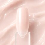 Gel autonivelant Peach Milk N9 aplicat pe o mostră ovală pentru unghii, cu finisaj lucios și detaliul nuanței în fundal