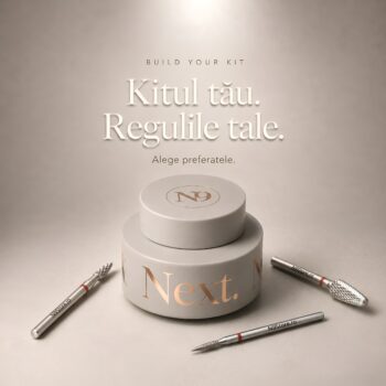 Kit unghii personalizat Build Your Kit N9, ilustrat printr-un recipient N9 și trei capete de freză pentru unghii, cu mesajul „Kitul tău. Regulile tale.”