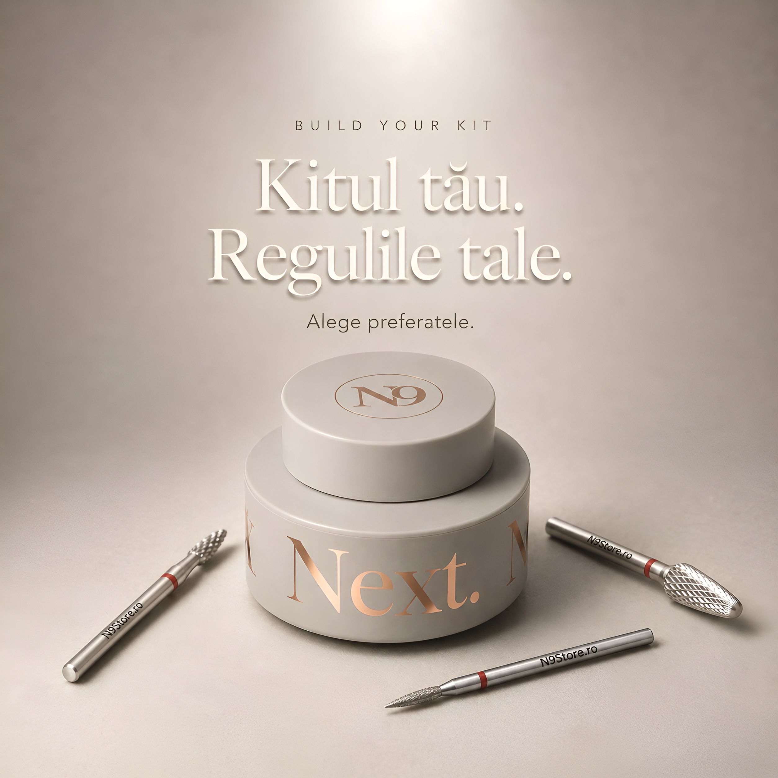 Build your own kit Kit unghii personalizat Build Your Kit N9, ilustrat printr-un recipient N9 și trei capete de freză pentru unghii, cu mesajul „Kitul tău. Regulile tale.”