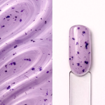 Builder gel Flora Violet Glass N9 aplicat pe o mostră ovală pentru unghii, cu inserții florale vizibile și textura gelului în fundal