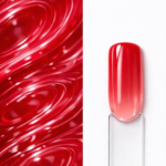 Top Coat roșu Candy Syrup N9 aplicat pe o mostră ovală pentru unghii, cu efect vitraliu translucid și textura lucioasă a produsului în fundal