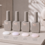 Kit unghii milky N9 Milky Essentials cu RubberBase MilkyWhite, BuilderBase MilkyMist, AcryLiq MilkyPop și RubberBase VanillaWhip, prezentate alături de mostrele fiecărei nuanțe