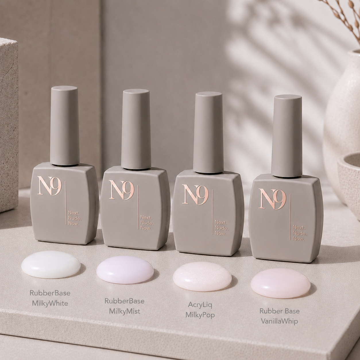 93146602-F470-4C2A-BE9F-4E74B90F4149 Kit unghii milky N9 Milky Essentials cu RubberBase MilkyWhite, BuilderBase MilkyMist, AcryLiq MilkyPop și RubberBase VanillaWhip, prezentate alături de mostrele fiecărei nuanțe